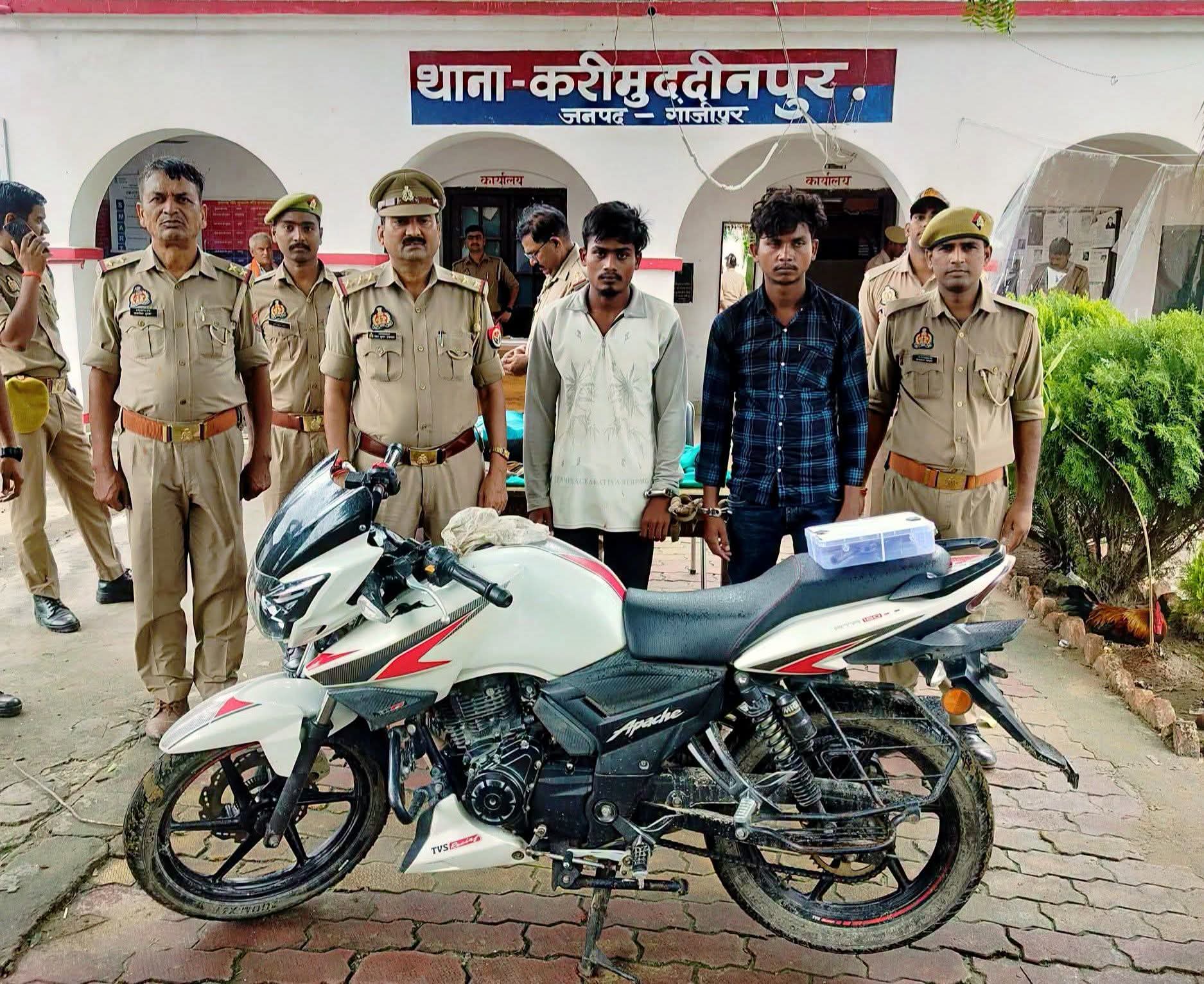 बाइक चोर गिरोह का पर्दाफाश: करीमुद्दीनपुर पुलिस ने एक्सप्रेसवे अंडरपास से 2 शातिर दबोचे, तमंचा-कारतूस और अपाचे बरामद
