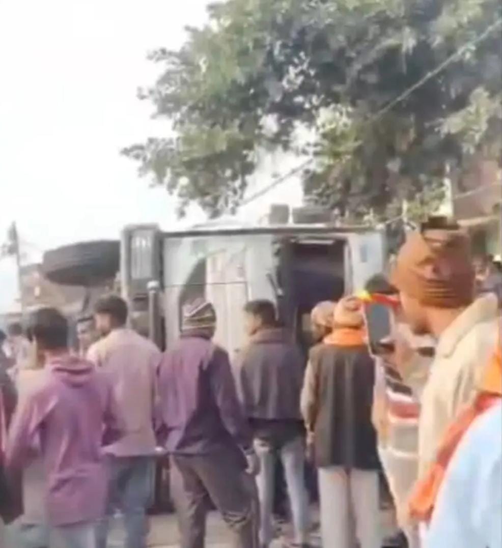 बेकाबू डंपर ने मासूम को रौंदा, मलबे में कई अन्य के दबे होने की आशंका