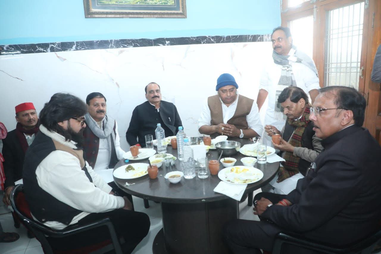 सियासत के 'अजेय' योद्धा के आंगन में टूटा दुखों का पहाड़: ओमप्रकाश के भतीजे के निधन पर उमड़ा हिंदुस्तान