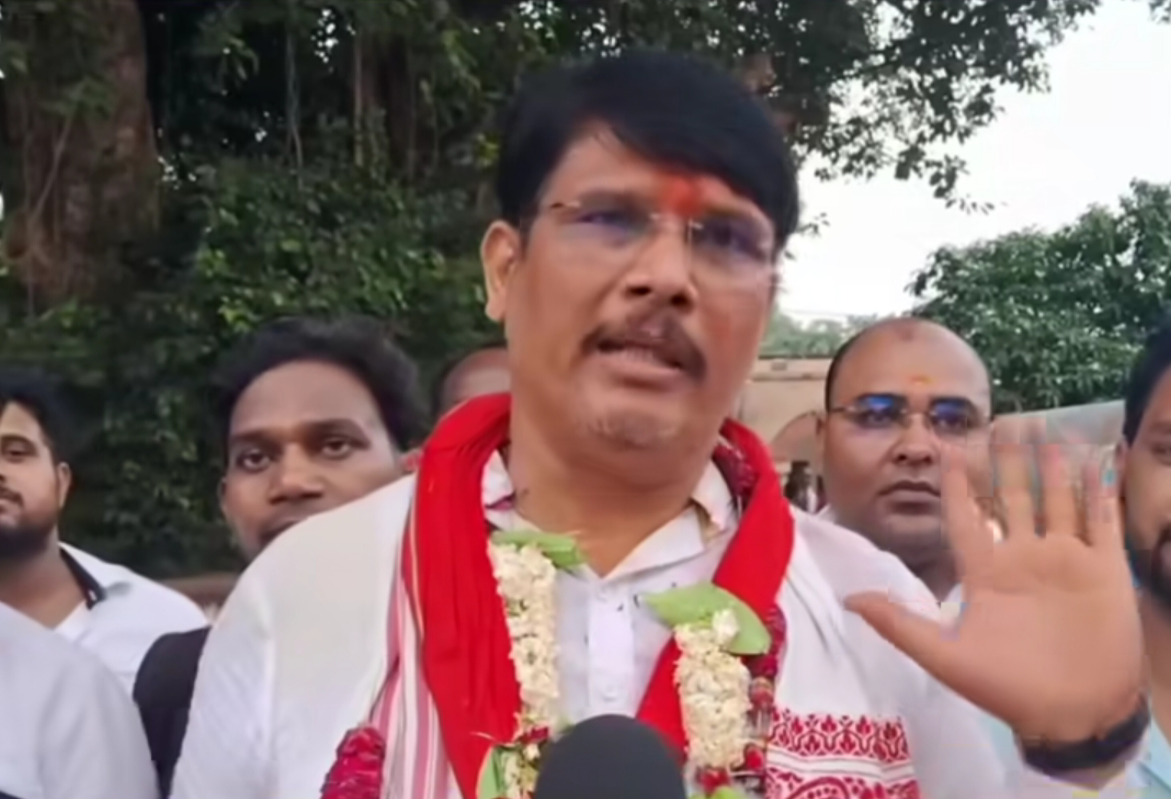 बाहुबली पंकज सिंह 'डब्लू पहलवान' ने किया नामांकन, DLW से कचहरी तक शक्ति प्रदर्शन से थमी शहर की रफ़्तार