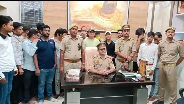स्पर्श दर्शन का झांसा, अवैध वसूली में गिरफ्तार: बाबा के दरबार में 'दलालों' पर पुलिस का कड़ा प्रहार!