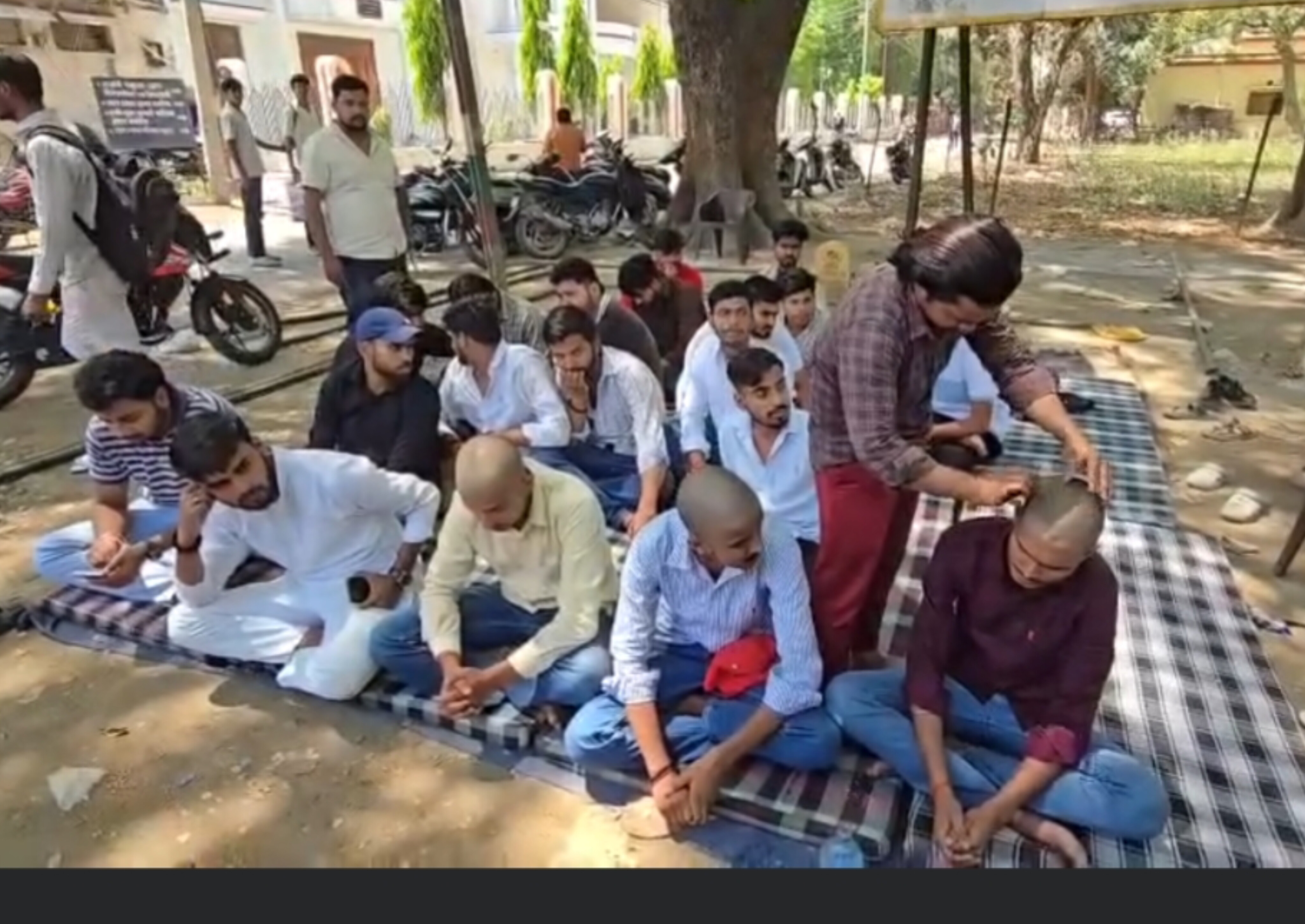 UP कॉलेज में उबाल: छात्रों का मुंडन, इंसाफ के लिए रण! हत्यारे को फांसी और प्रिंसिपल पर गाज की मांग