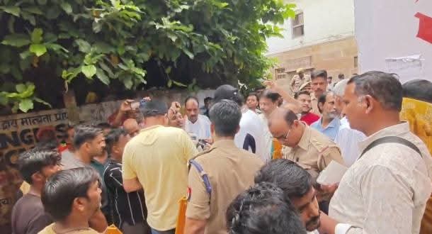 काशी में विकास के दावों की खुली पोल: गुरुधाम कॉलोनी में जलभराव से भड़की जनता, कैंट विधायक सौरभ श्रीवास्तव के सामने लगे मुर्दाबाद के नारे