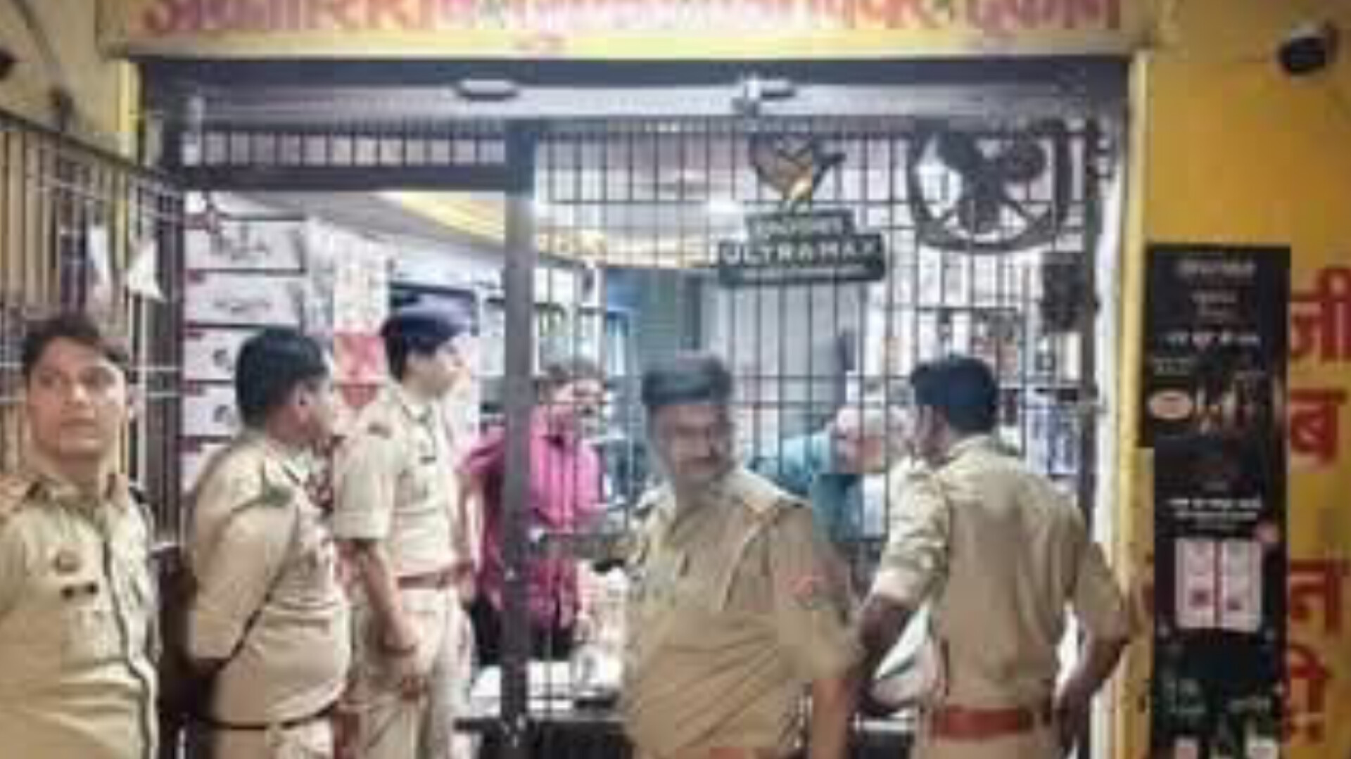 वाराणसी में कफ सिरप कांड पर 'हंटर': 4 शराब दुकानों पर जड़ा ताला, लाइसेंस सस्पेंड; अब माफियाओं की संपत्ति पर नजर!