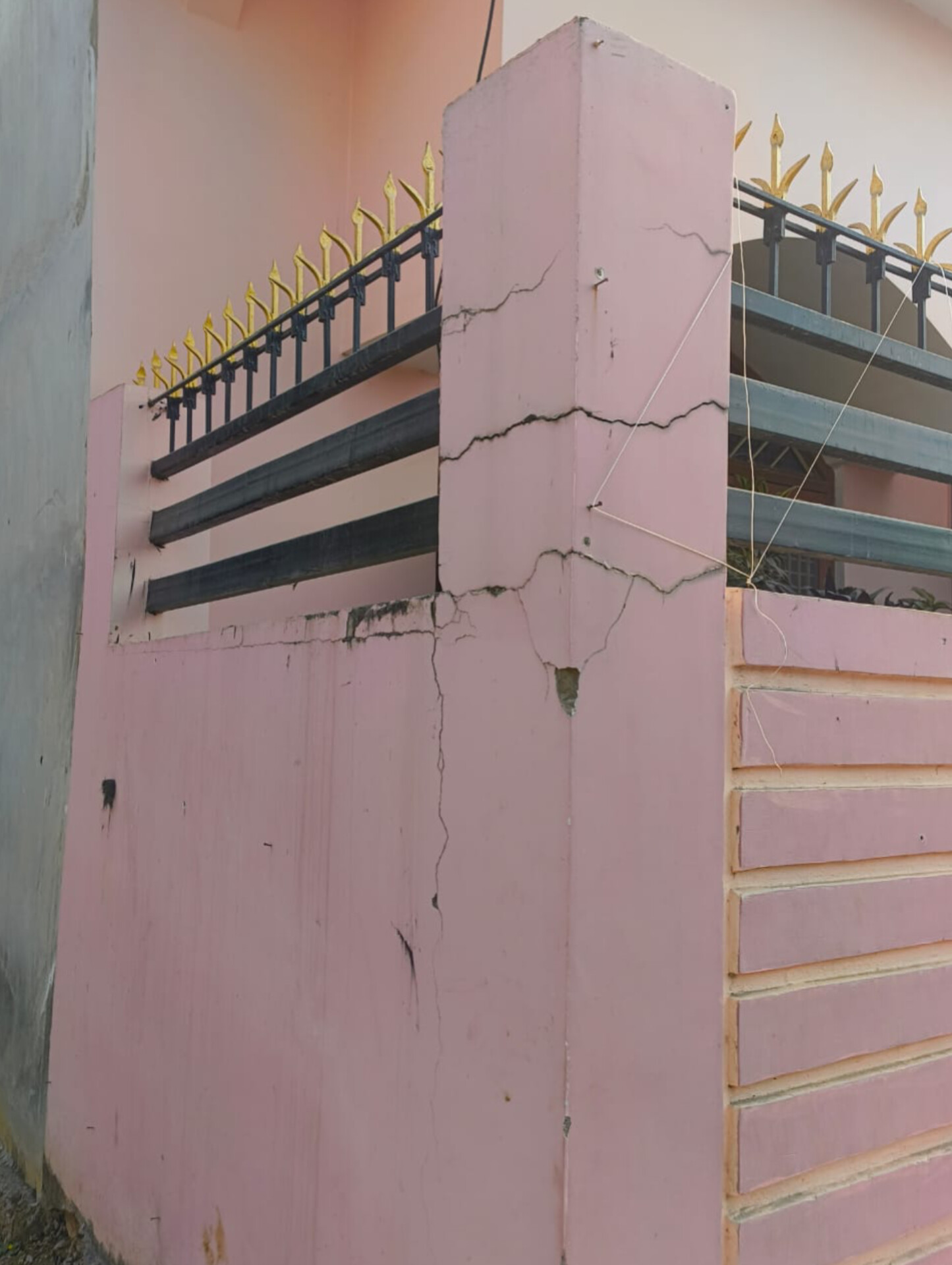 बिल्ली पहाड़ी पर 'बारूद' के ढेर पर जिंदगी, हैवी ब्लास्टिंग से थर्रा रहा माँ शारदा नगर