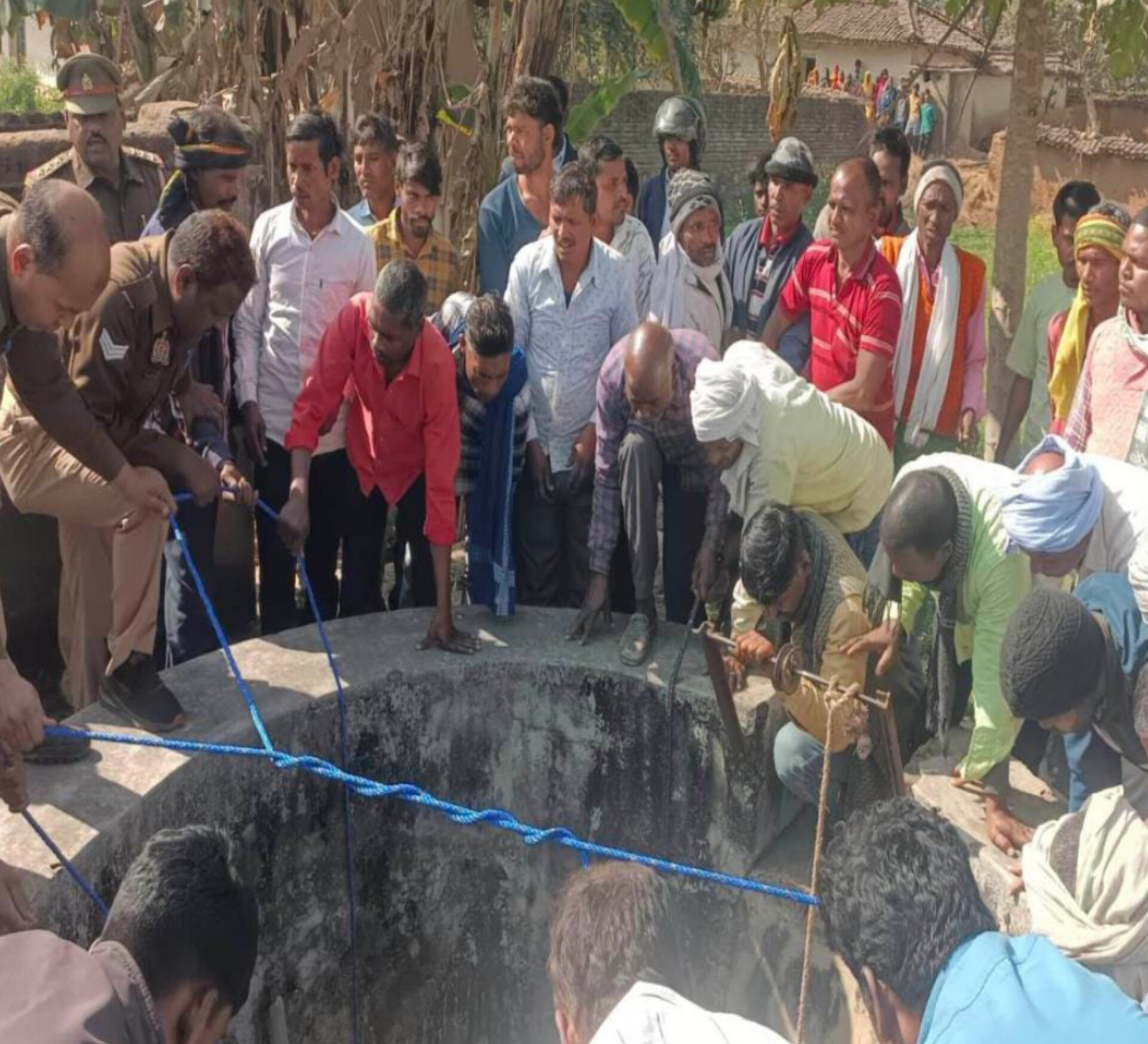 कुएं में तैरती मिली विवाहिता की लाश, डेढ़ साल की मासूम के सिर से उठा मां का साया, हत्या या आत्महत्या?