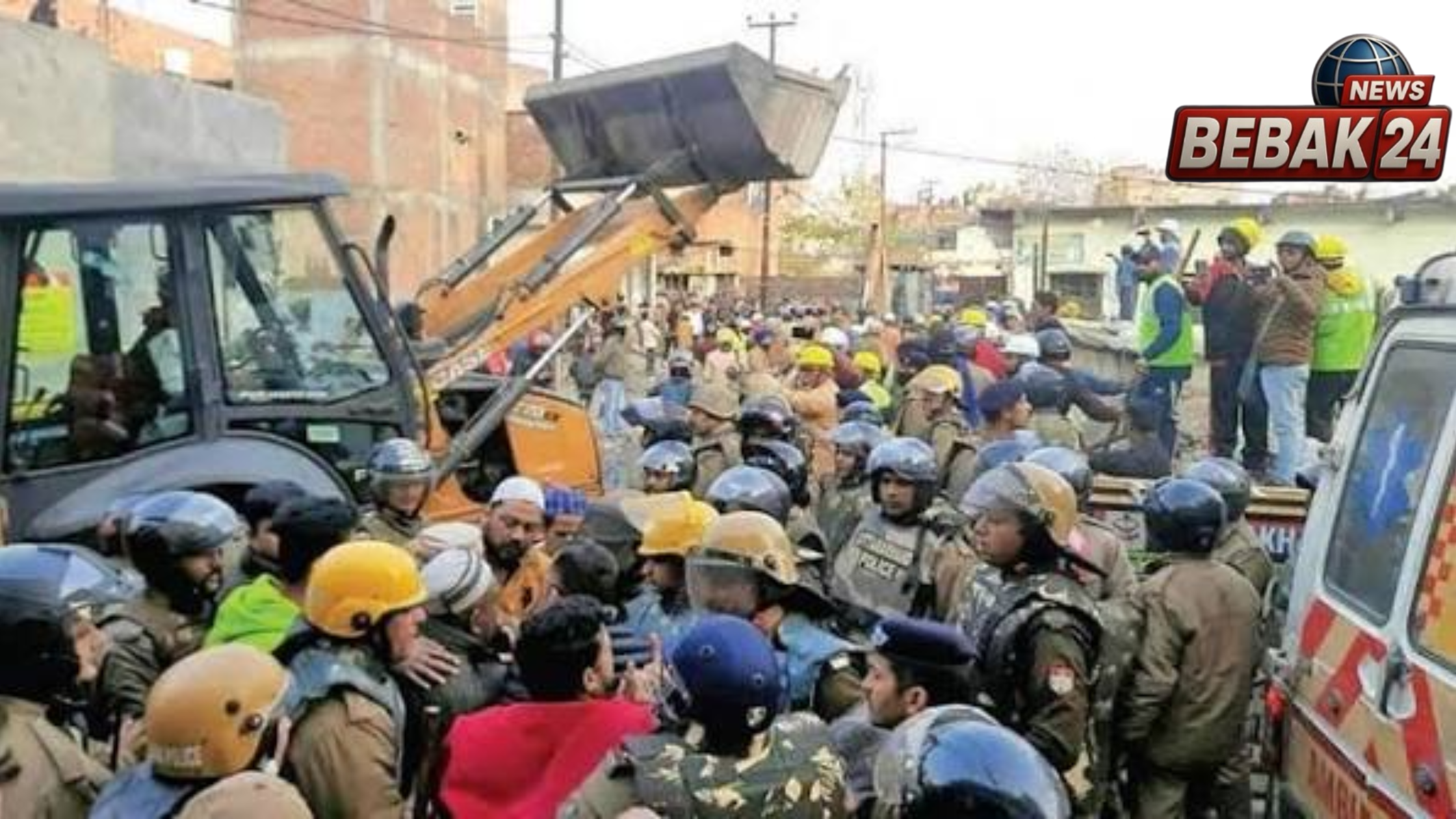 उज्जैन में सड़क चौड़ीकरण को लेकर तनाव, पथराव के बाद आंसू गैस छोड़ी