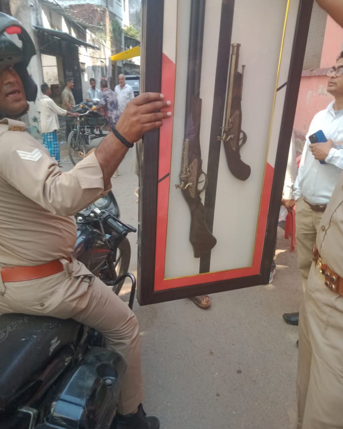 वाराणसी प्रशासन की बड़ी कार्रवाई: एयर शो से पहले जेरगुल्लर में कबूतरों की जालियां और दो बंदूकें जब्त