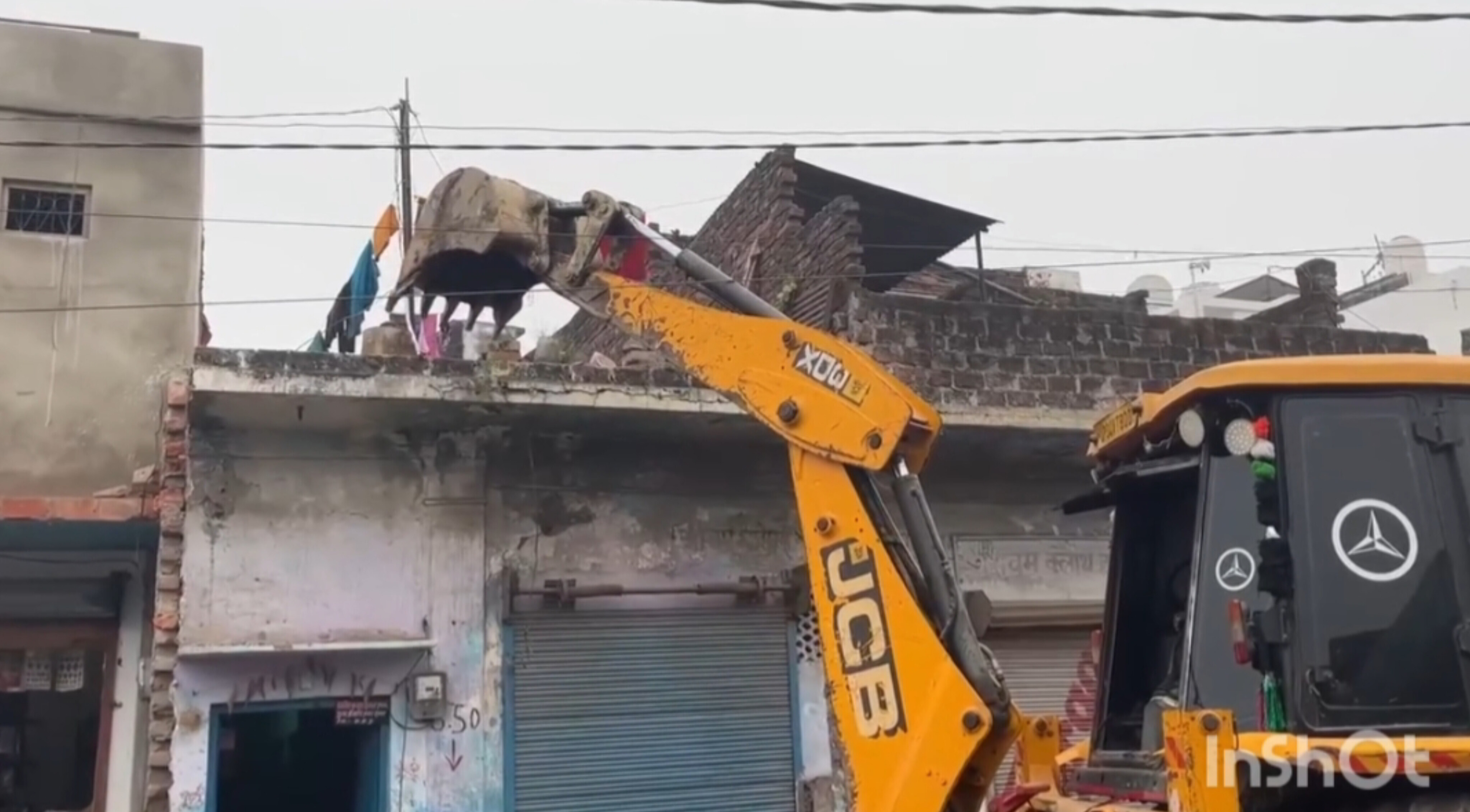 सीतापुर में गरजे बाबा के बुलडोजर, सड़क चौड़ीकरण की राह से हटे अवैध निर्माण