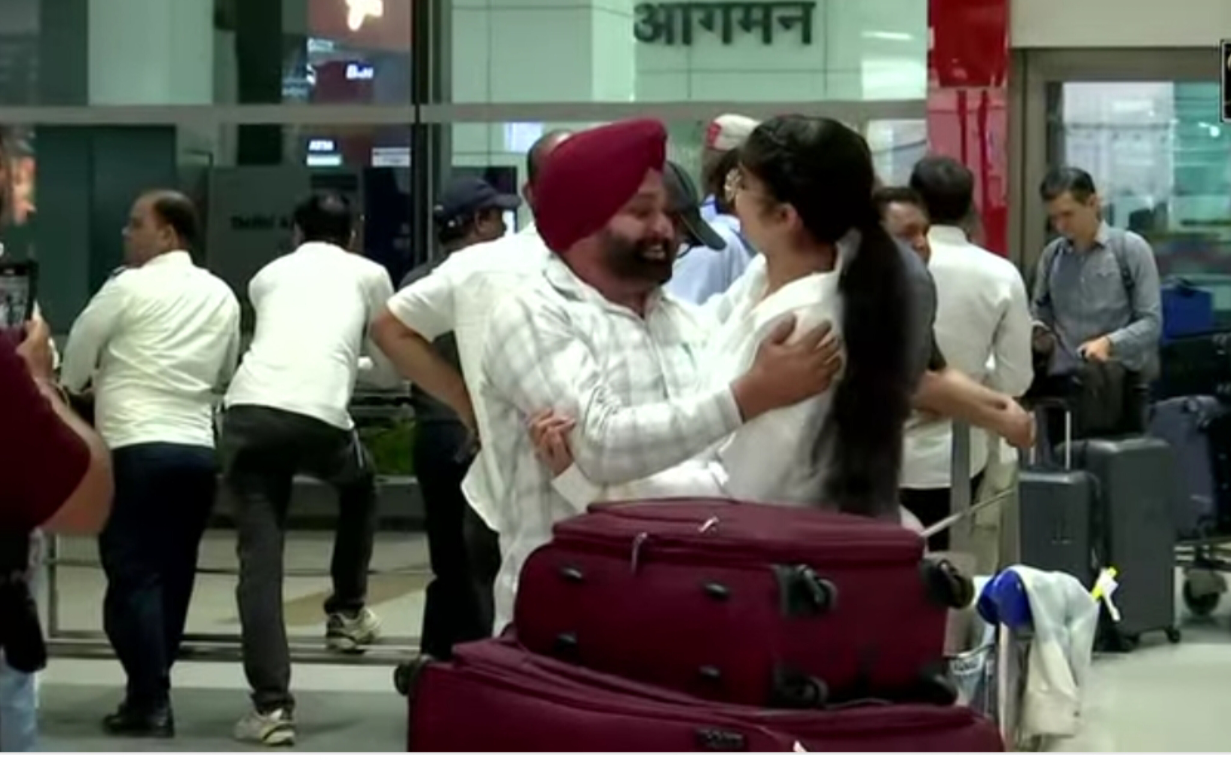 दुबई से दिल्ली लौटे भारतीय: 'आसमान में मिसाइलें, ज़मीन पर सायरन', यात्रियों ने बयां किया रूह कंपा देने वाला मंजर