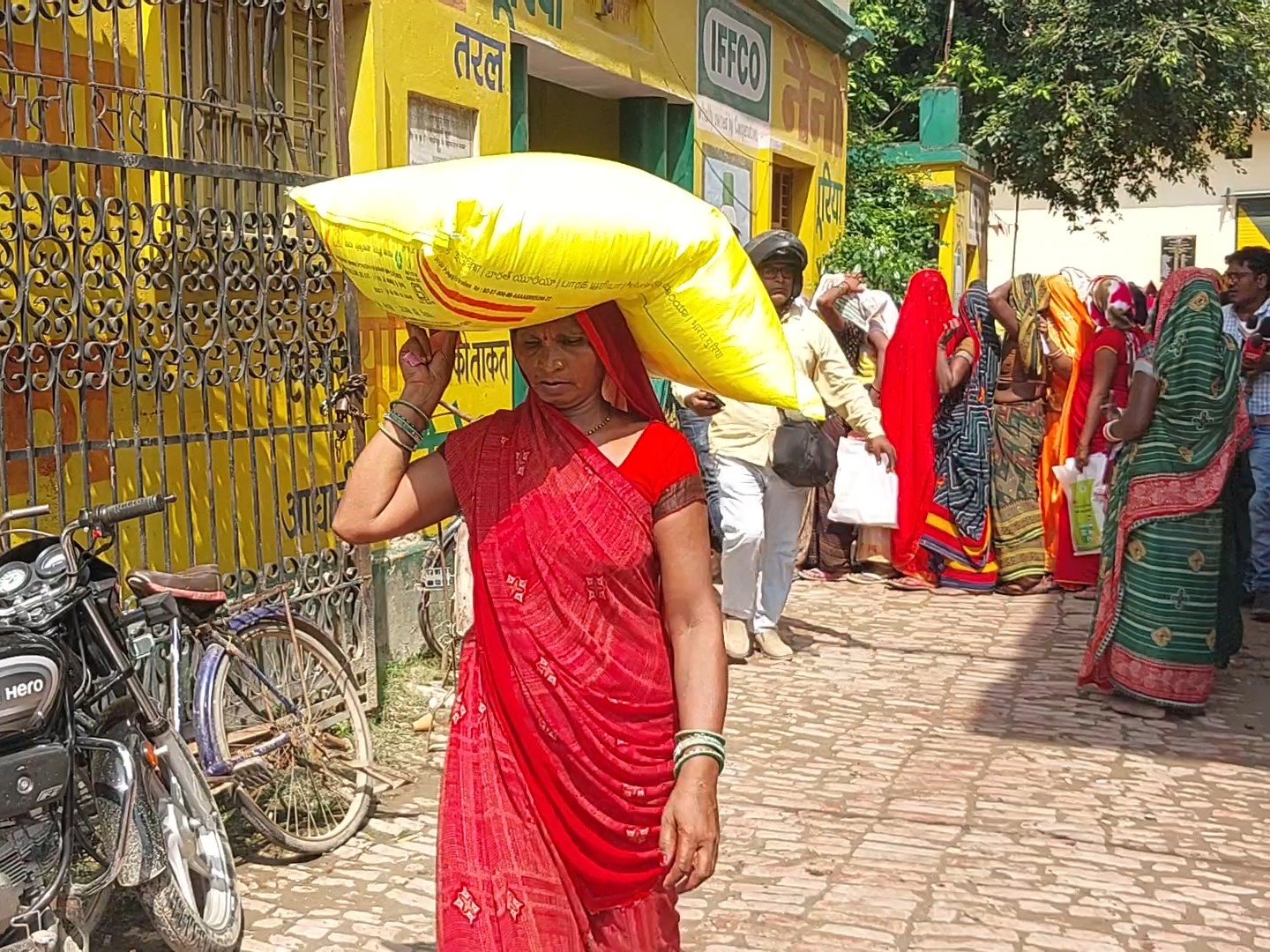 गाजीपुर में खाद का 'खेला' और प्रशासन का 'खेला' रोकने का दावा !