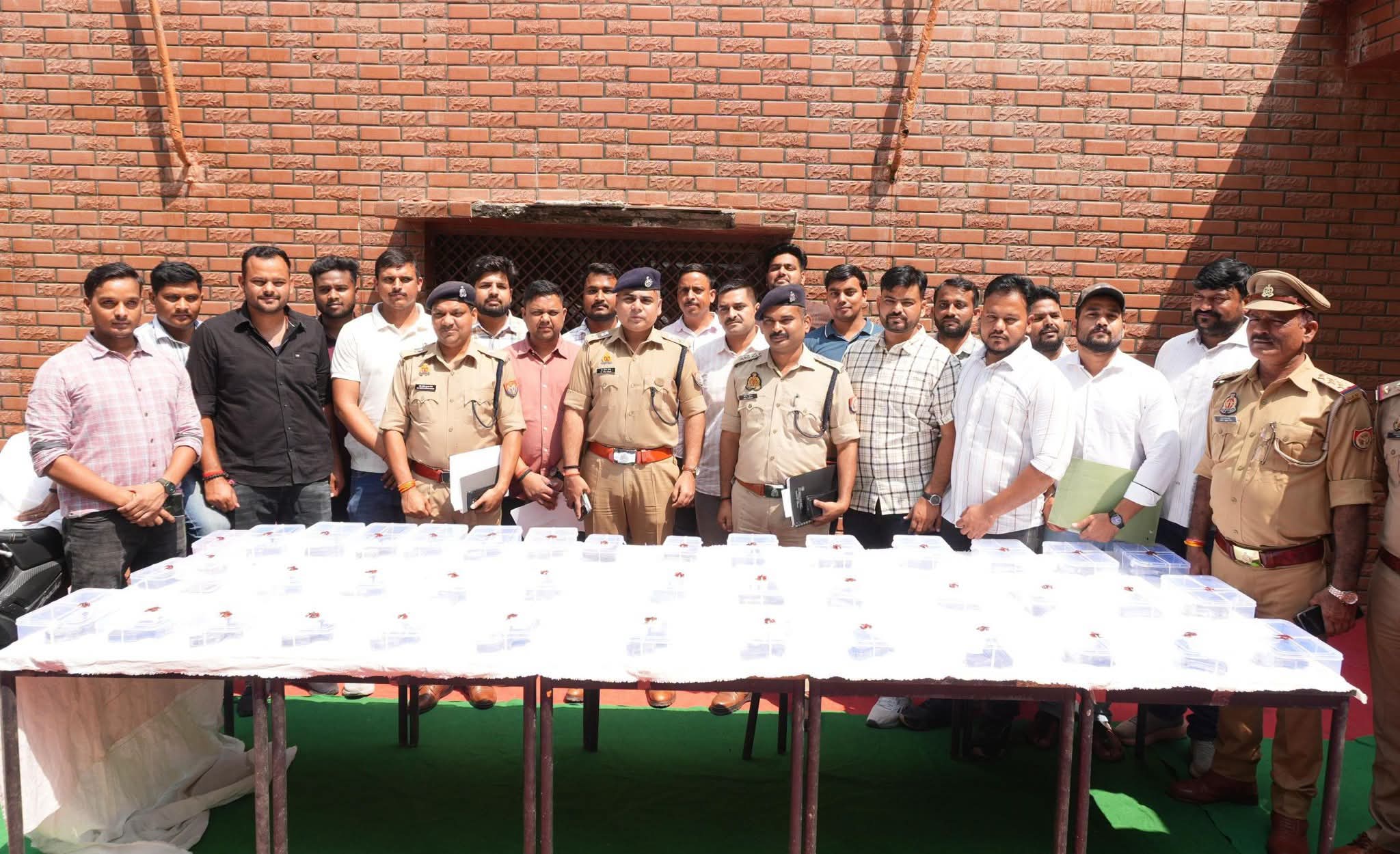 गाजीपुर में अंतर्राज्यीय असलहा तस्कर गिरोह का पर्दाफाश, 38 अवैध हथियार बरामद
