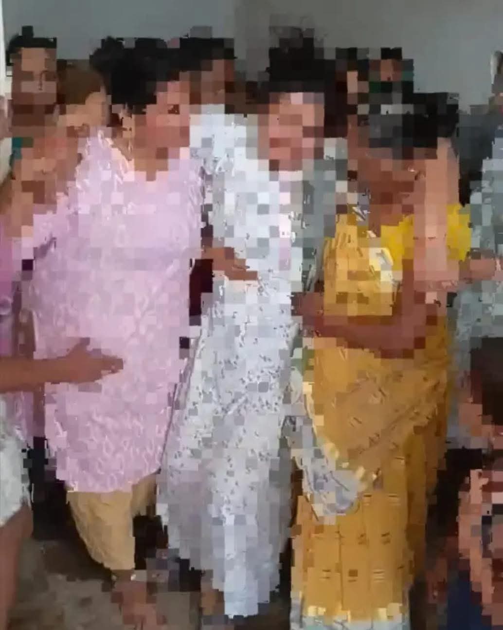 पूर्व ब्लॉक प्रमुख संग &lsquo;करीबी रिश्तों&rsquo; के शक में सपा महिला नेता के घर धावा, महिलाओं ने बरसाए थप्पड़-घूंसे; हाईवोल्टेज ड्रामा का VIDEO वायरल
