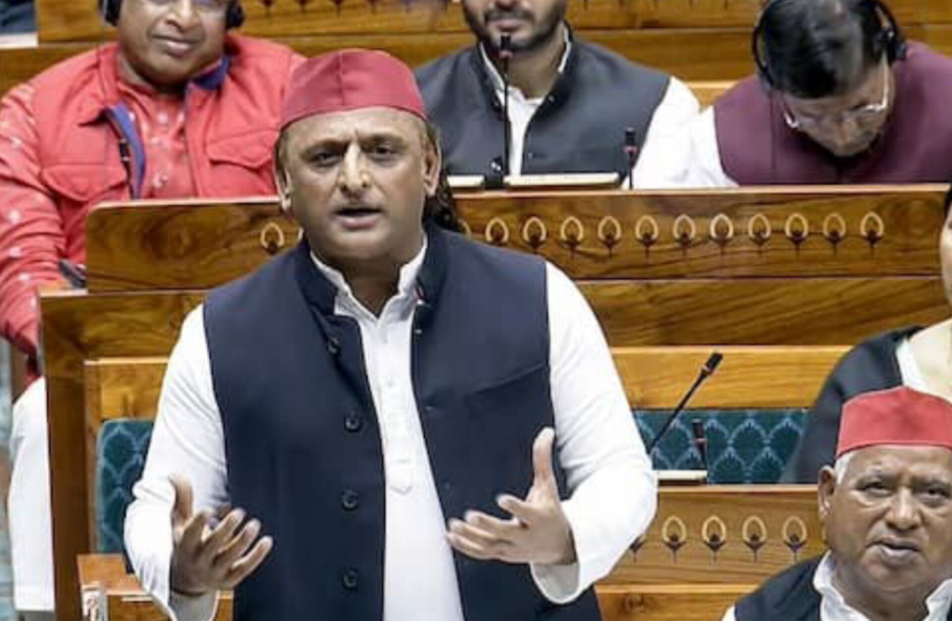 संसद में 'अखिलेश' की दहाड़: "जिन्होंने गोली चलवाई, वही बनवा रहे राम मंदिर!"