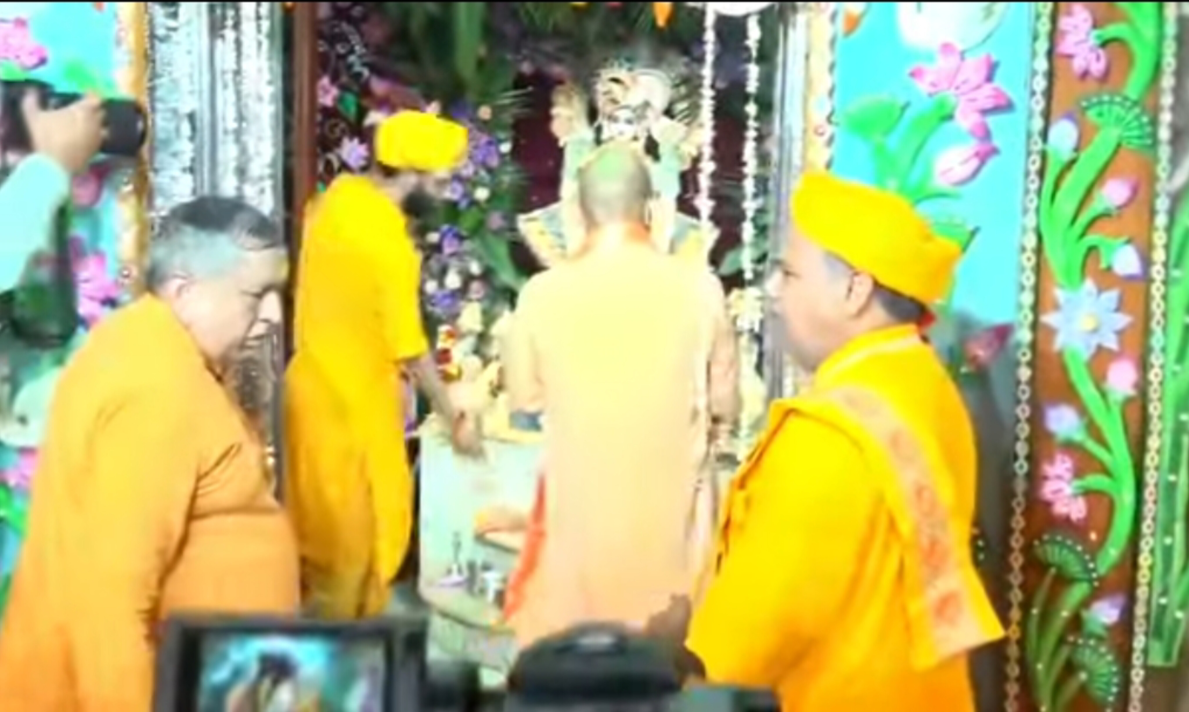 भक्ति और विकास का अनूठा संगम: जन्माष्टमी पर मथुरा पहुंचे योगी, जन्मभूमि परिसर में की पूजा