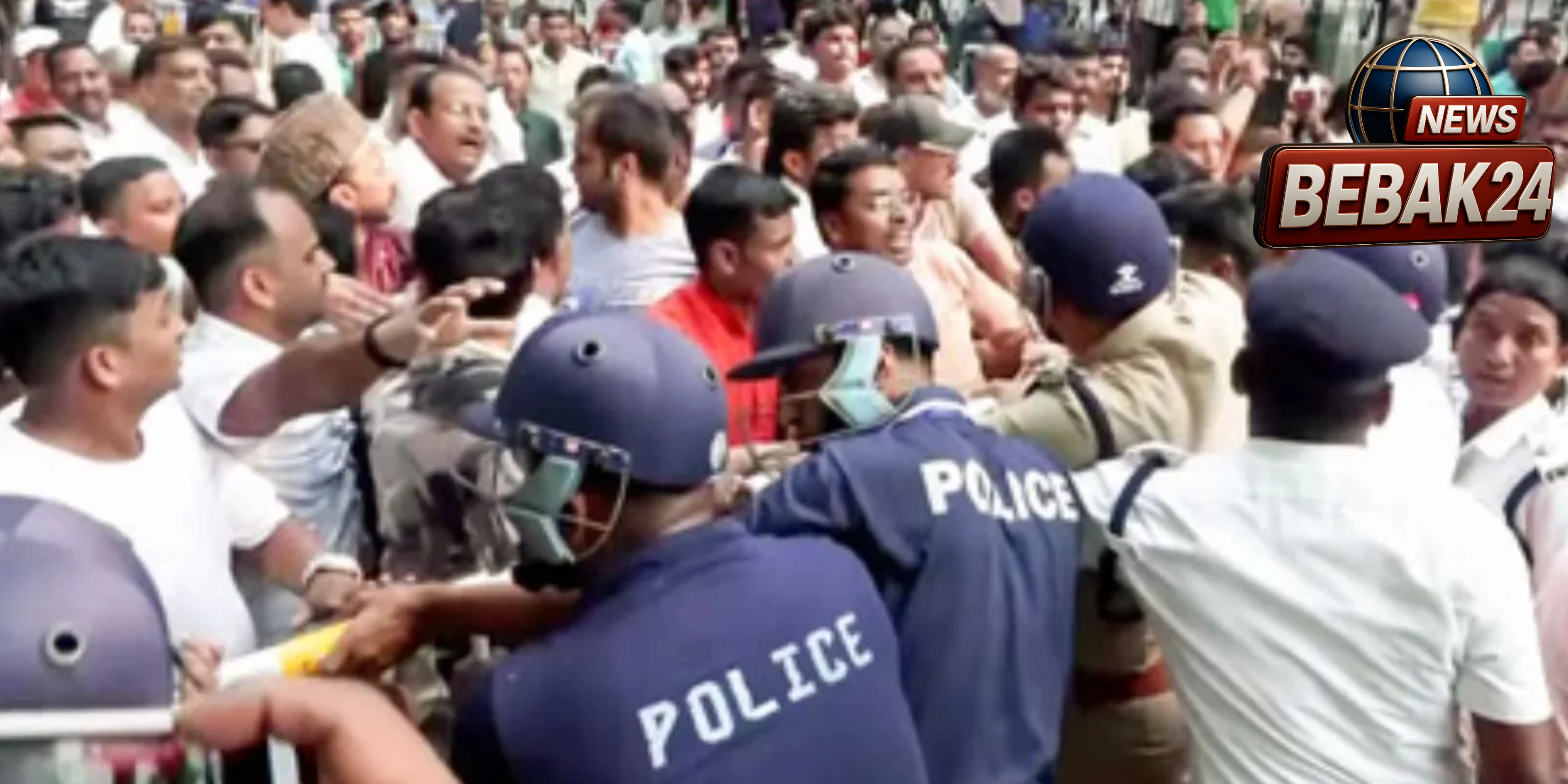 बंगाल चुनाव में भारी बवाल: निर्वाचन आयोग के दफ्तर के बाहर भिड़े BJP-TMC कार्यकर्ता; जमकर हुई पत्थरबाजी, कई वाहनों में तोड़फोड़