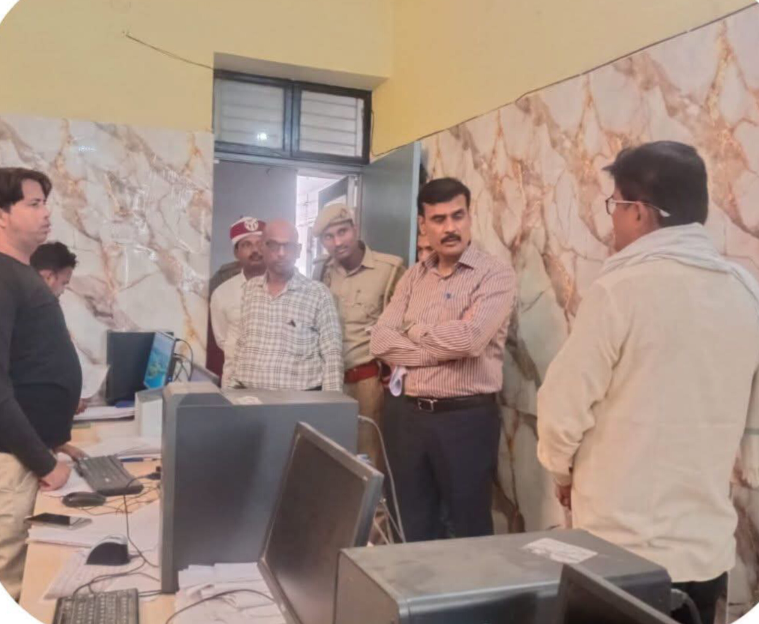 आपदा कंट्रोल रूम में अव्यवस्था देख भड़के डीएम: बाहरी व्यक्ति मिलने और बाढ़ की गलत रिपोर्टिंग पर अफसरों को लगाई फटकार