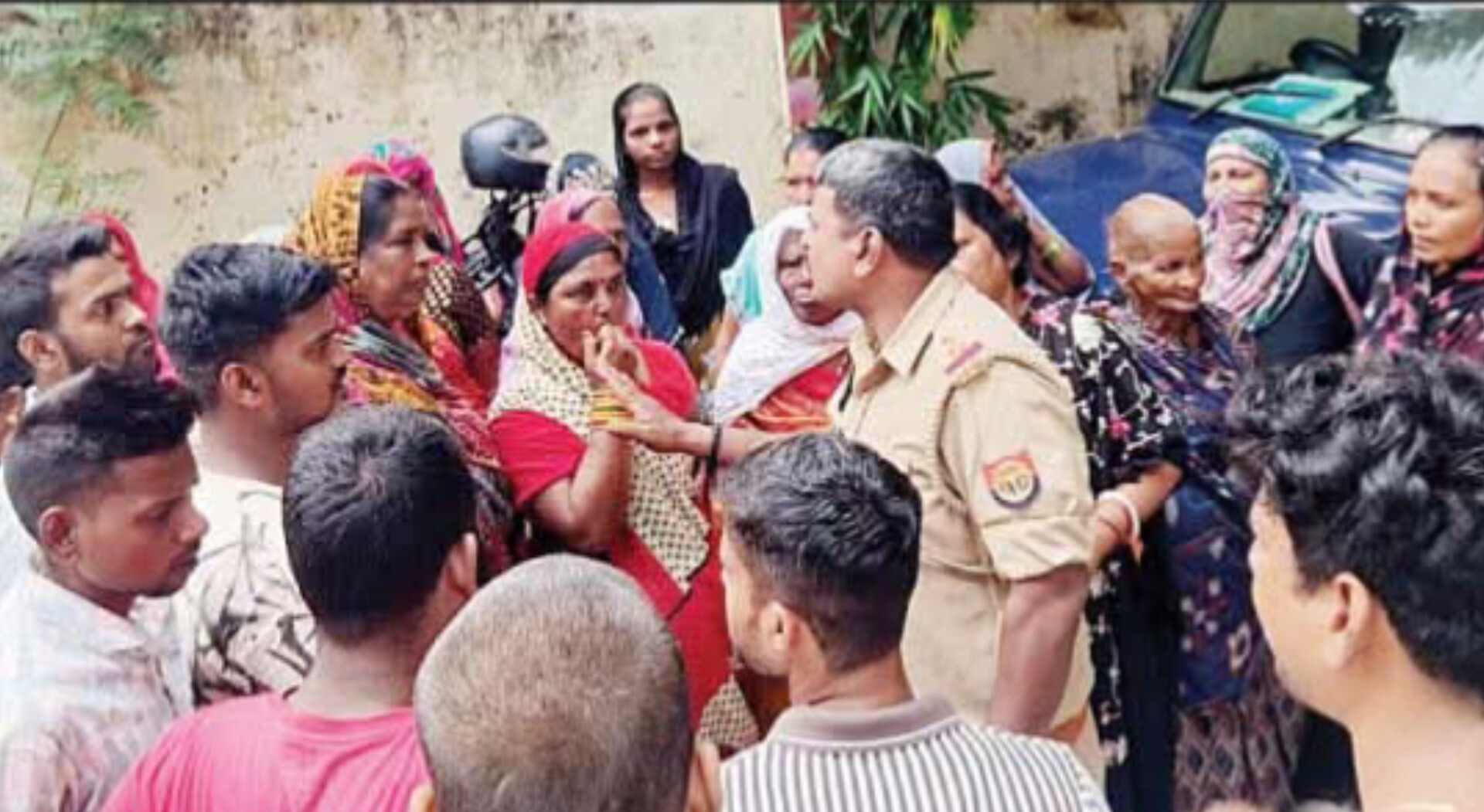 परचून की आड़ में अवैध शराब का काला कारोबार: हुकुलगंज की महिलाओं का फूटा गुस्सा, लालपुर थाने का किया घेराव