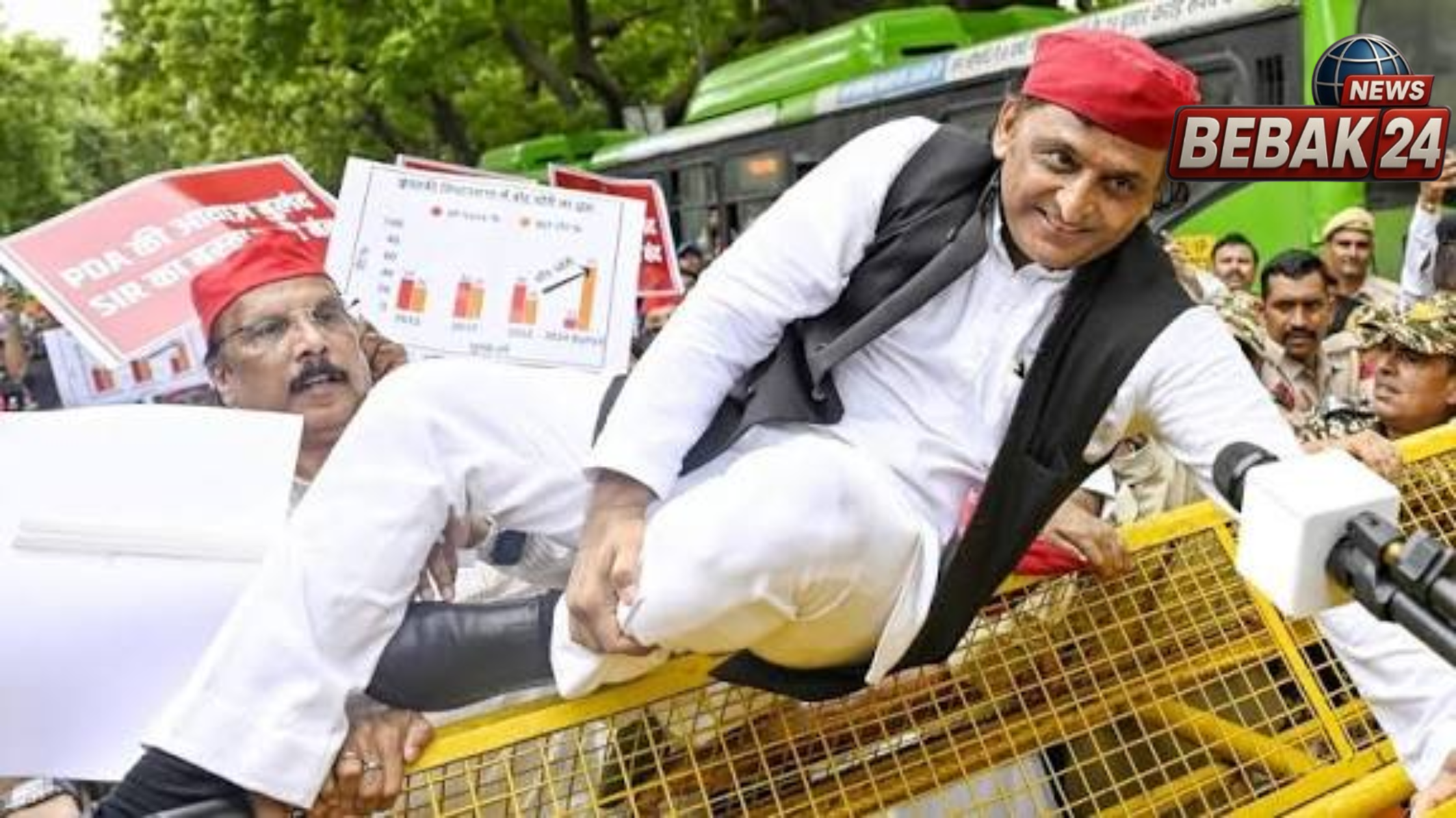 विपक्ष का मार्च: बैरिकेड पर चढ़े सपा सांसद, राहुल-प्रियंका-अखिलेश धरने पर