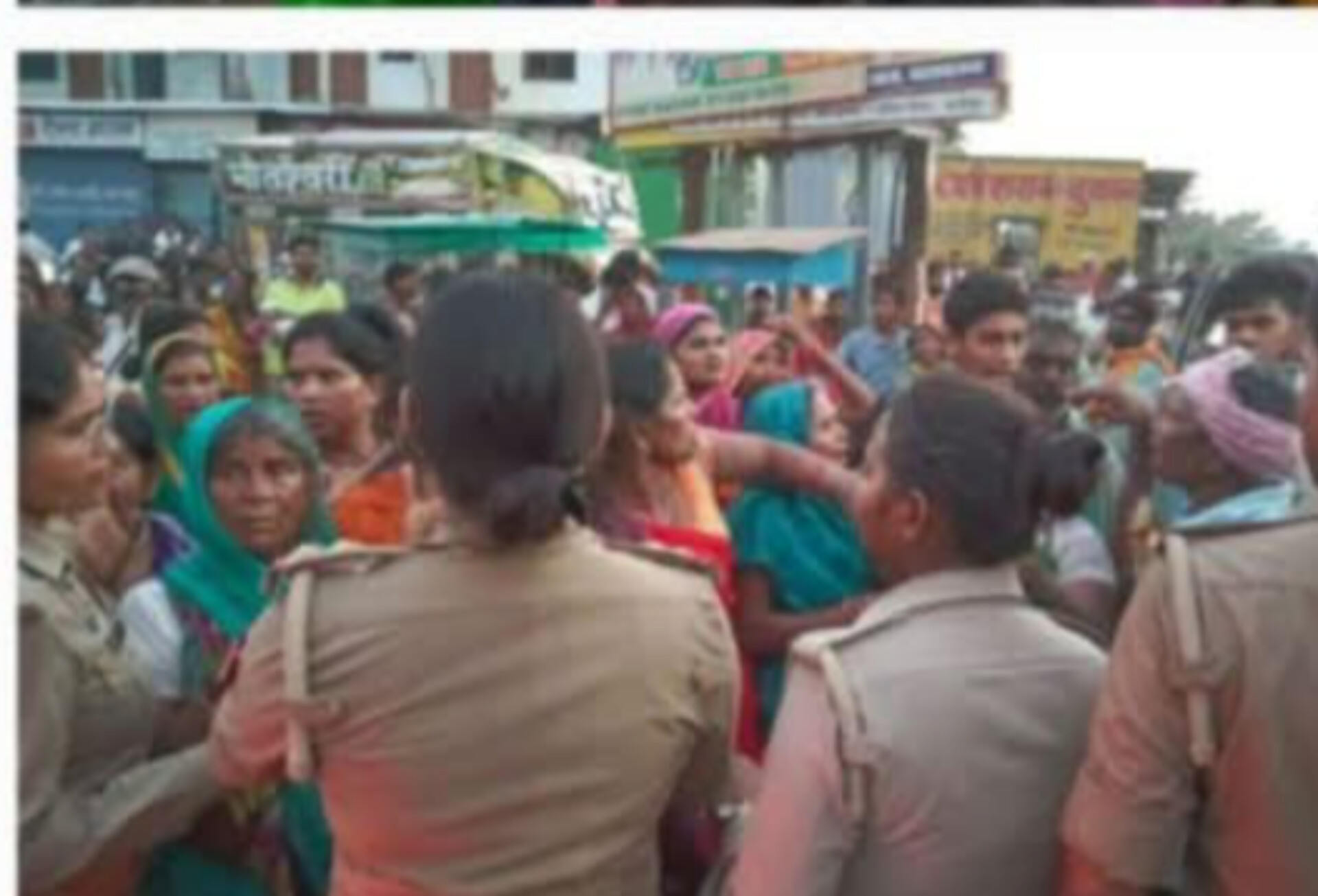 इनामी बदमाश के एनकाउंटर पर भड़की भीड़, पुलिस पर पथराव, सीओ सिटी का सिर फटा