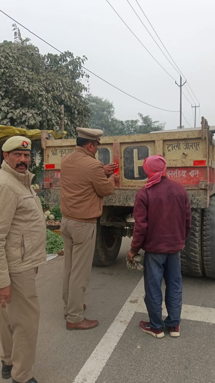 अतिक्रमण और अवैध पार्किंग पर चला पुलिस का डंडा, सड़कों को कराया गया मुक्त