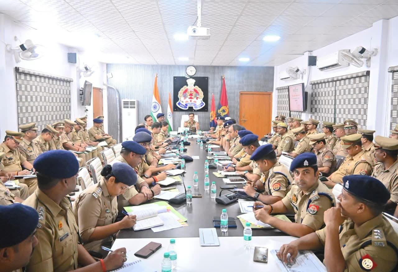अपराधियों पर शिकंजा, लापरवाहों पर कार्रवाई! पुलिस आयुक्त का सख्त संदेश&mdash;वर्दी में जिम्मेदारी जरूरी, बहानों से नहीं बनेगी बात