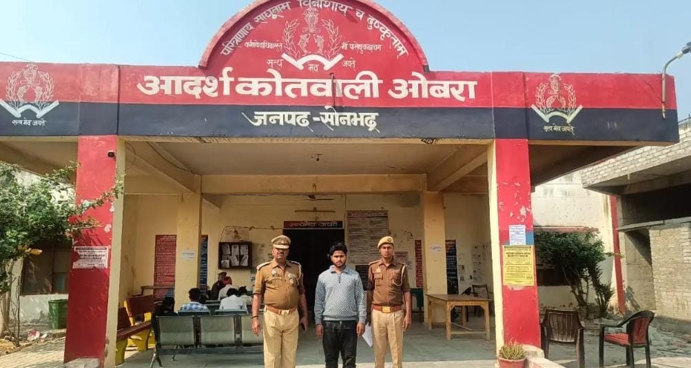 सोनभद्र में खनन माफियाओं पर &lsquo;वज्रपात&rsquo;: SP अभिषेक वर्मा के हंटर से मचा हड़कंप, अवैध गिट्टी लदा हाइवा सीज, एक गिरफ्तार!