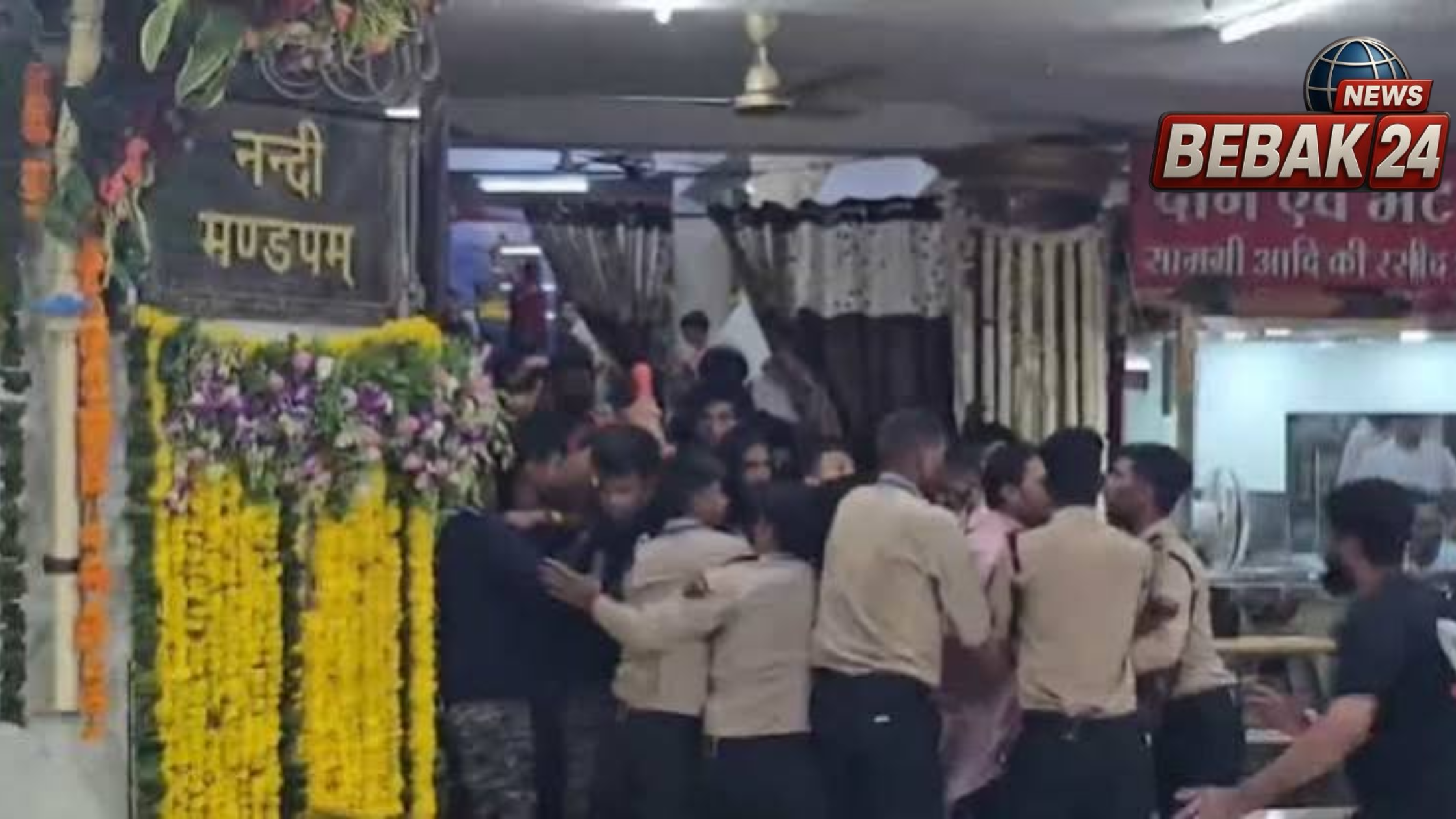 महाकाल मंदिर में कांवड़ियों का हंगामा, बैरिकेड तोड़े; गर्भगृह में घुसने की कोशिश