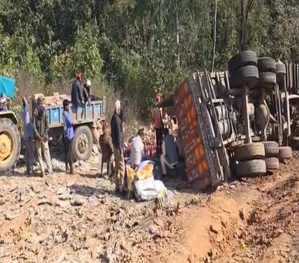 सोनभद्र में पलटा शराब से भरा ट्रक: चावल की बिल्टी पर छिपाकर हो रही थी अवैध तस्करी, पुलिस ने जब्त कीं बोतलें