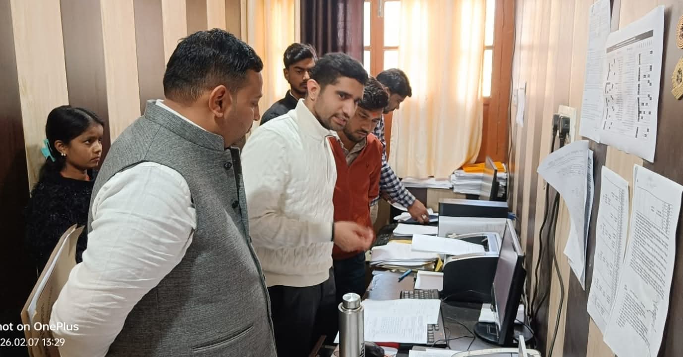 फाइलों में दबी शिकायतों पर अब गिरेगी गाज: नगर आयुक्त का जलकल दफ्तर में 'छापा'