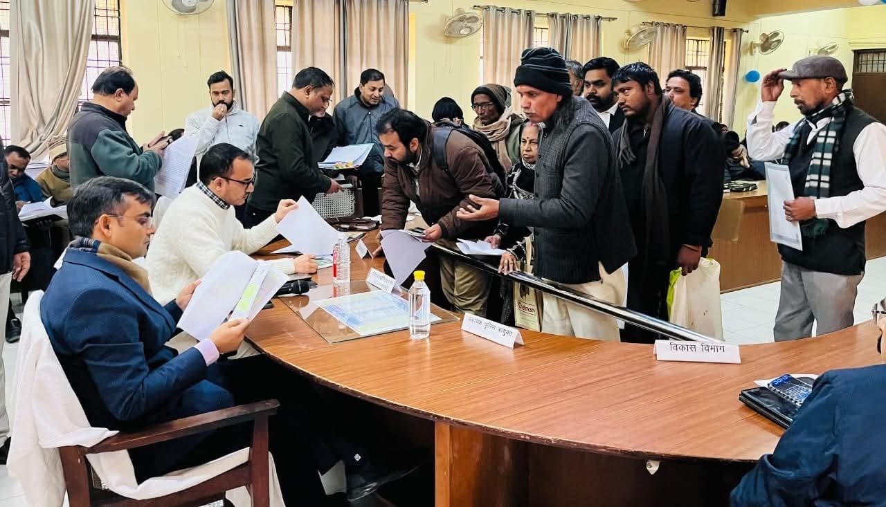 एक्शन मोड में डीएम: सदर तहसील में सुनीं 128 फरियादें, लापरवाही पर अधिकारियों को दी चेतावनी