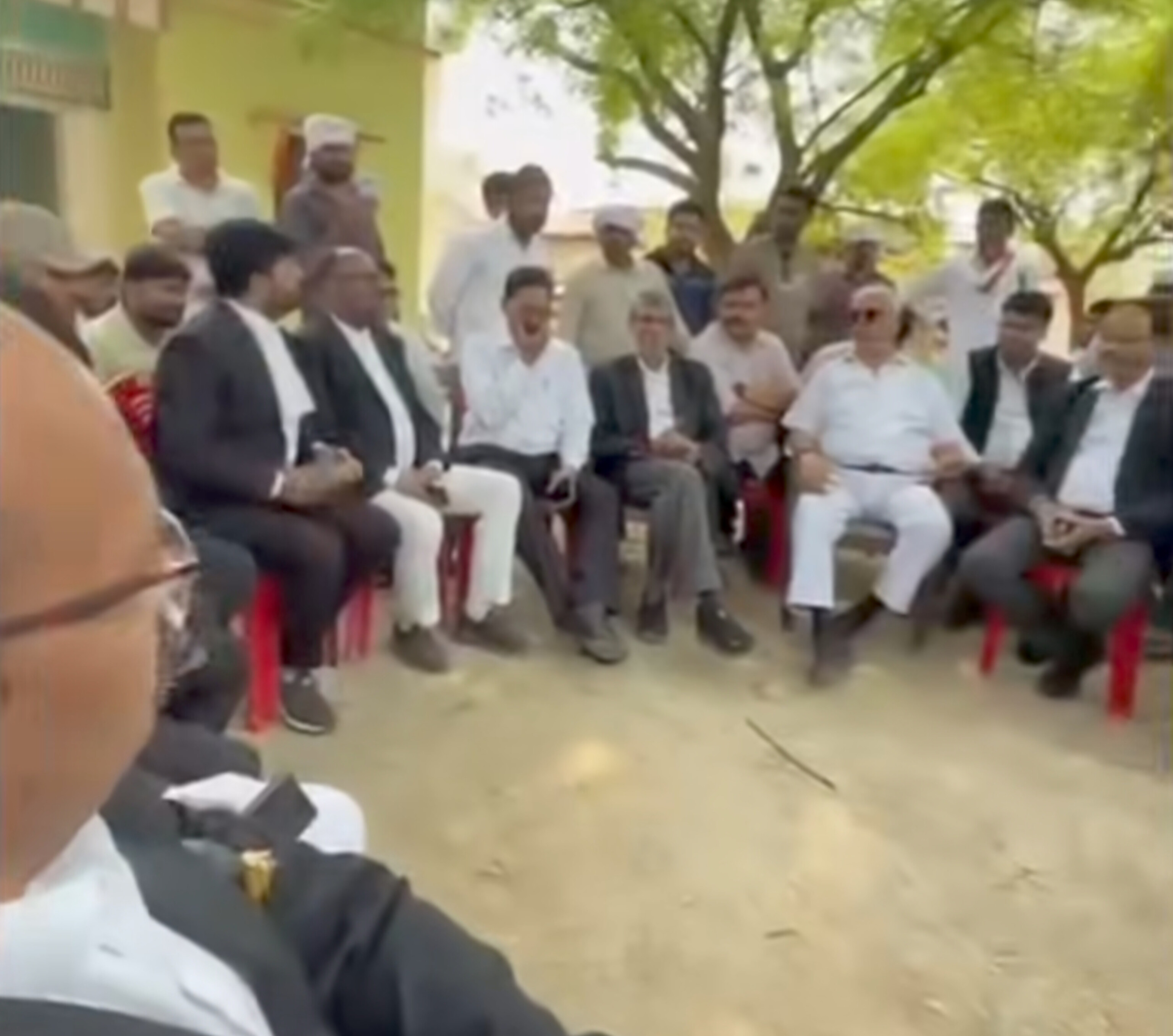 सिस्टम की सुस्ती के खिलाफ वकीलों का 'हल्ला बोल', परिजनों ने रो-रोकर मांगा न्याय, पूछा- '5 दिन बाद भी हत्यारे बाहर क्यों?'