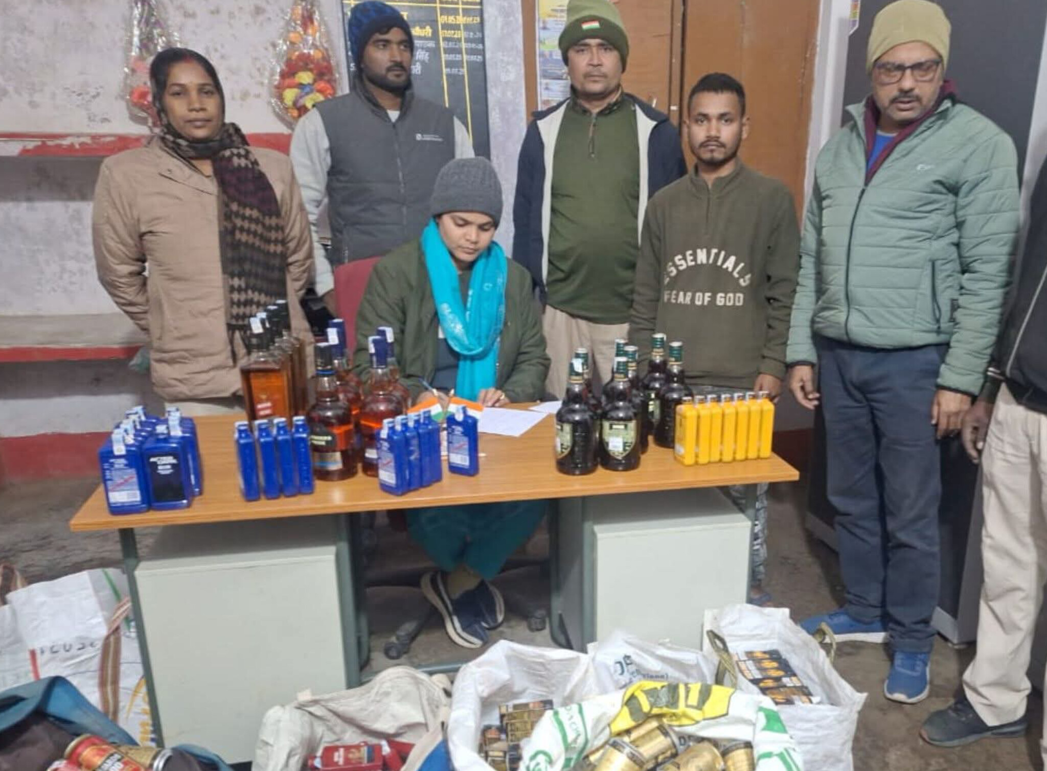 शराब की होम डिलीवरी करने जा रहा धंधेबाज गिरफ्तार, घर से भारी मात्रा में विदेशी शराब बरामद