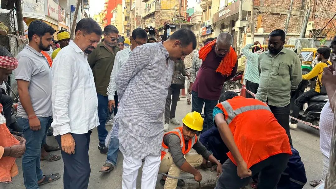 पीएम की काशी को 'चोक' करने की घिनौनी साजिश? सीवर में मिलीं चमचमाती सफेद बोरियां, पर उठ गए बड़े सवाल!