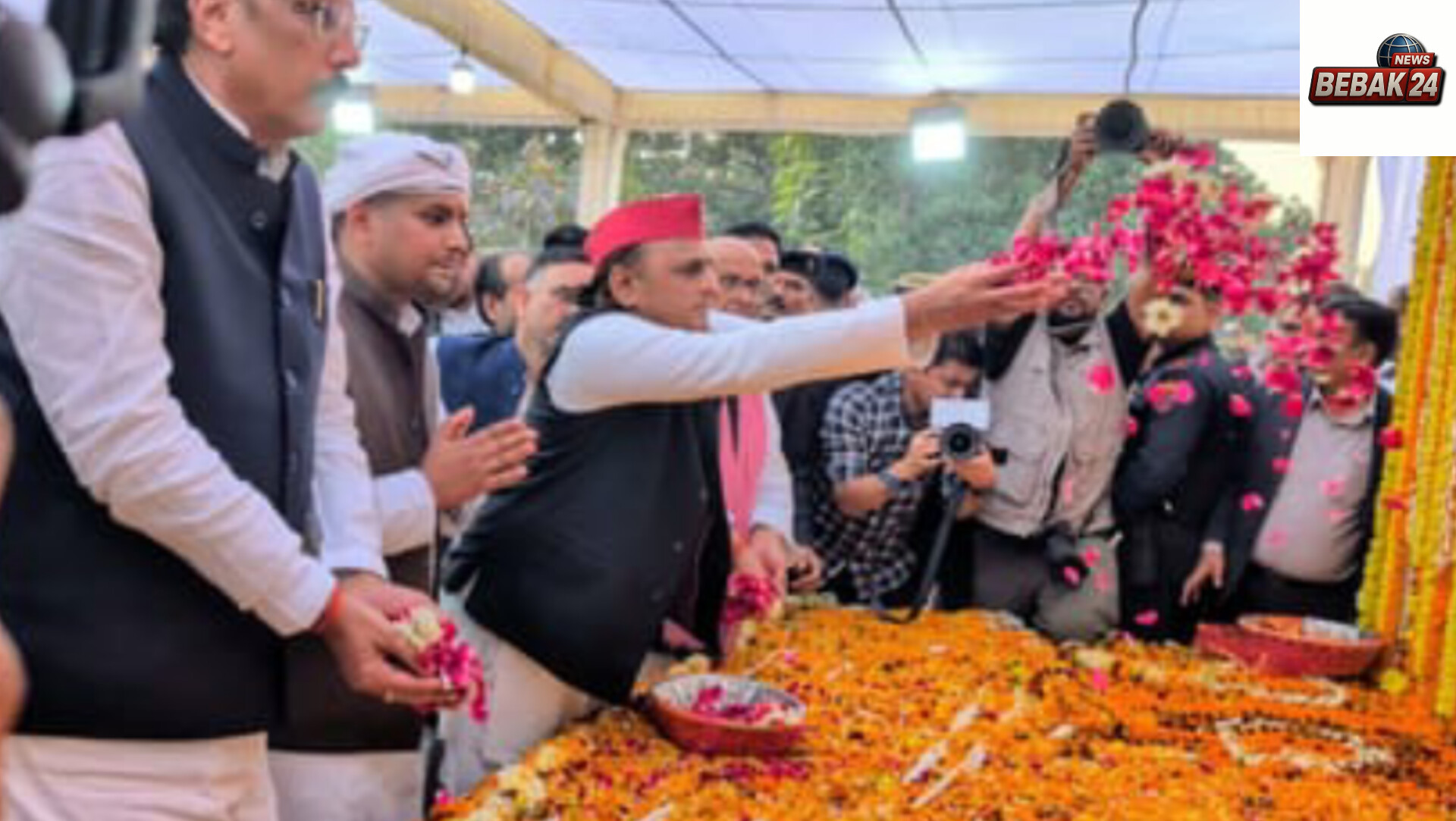 मऊ में अखिलेश यादव: सुधाकर सिंह को दी श्रद्धांजलि, भाजपा पर साधा निशाना