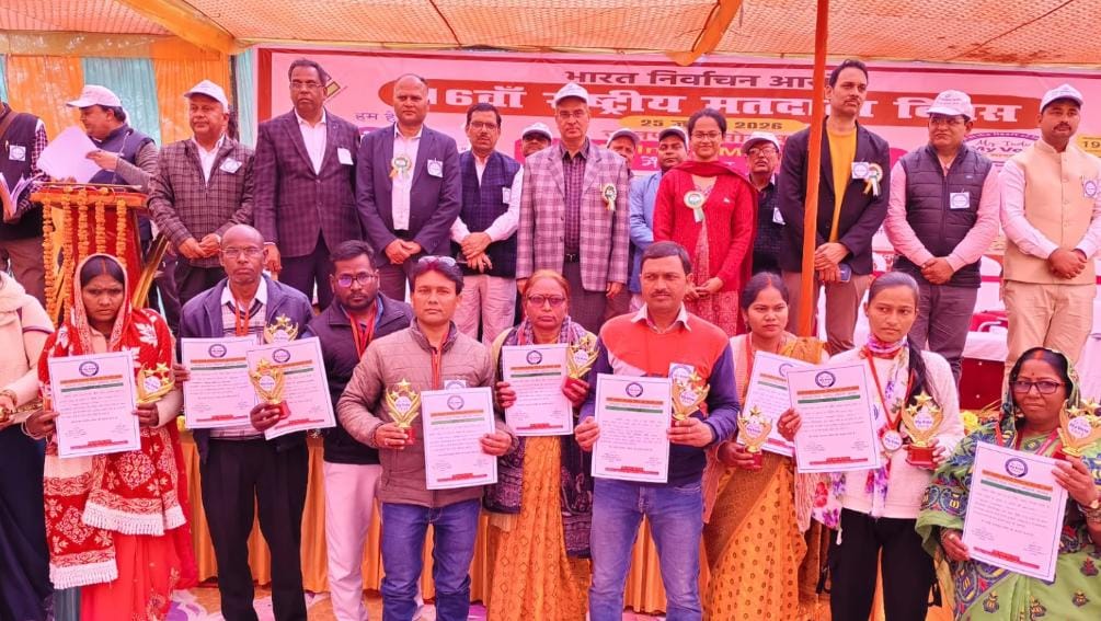 'वोट की चोट' से मजबूत होगा लोकतंत्र, डीएम बीएन सिंह ने दिलाई निष्पक्ष मतदान की शपथ!