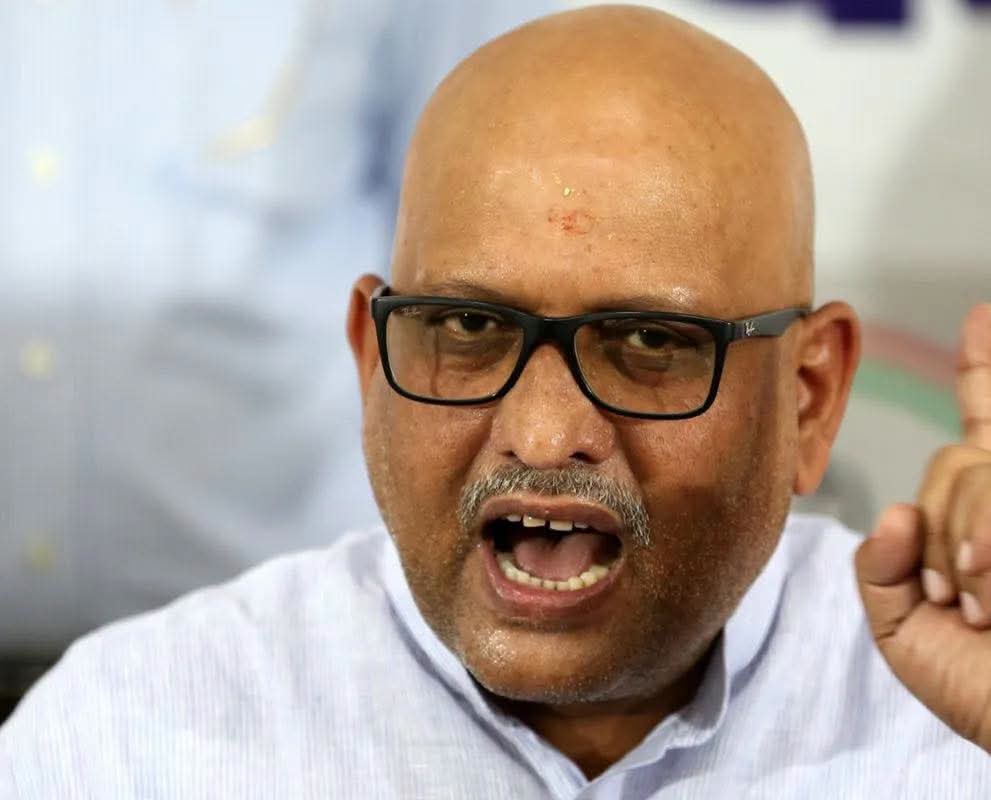 काशी में पानी पर संग्राम: 'बीजेपी खुद सीवर में बोरी डलवाकर निकाल रही', अजय राय का नगर निगम पर बड़ा हमला