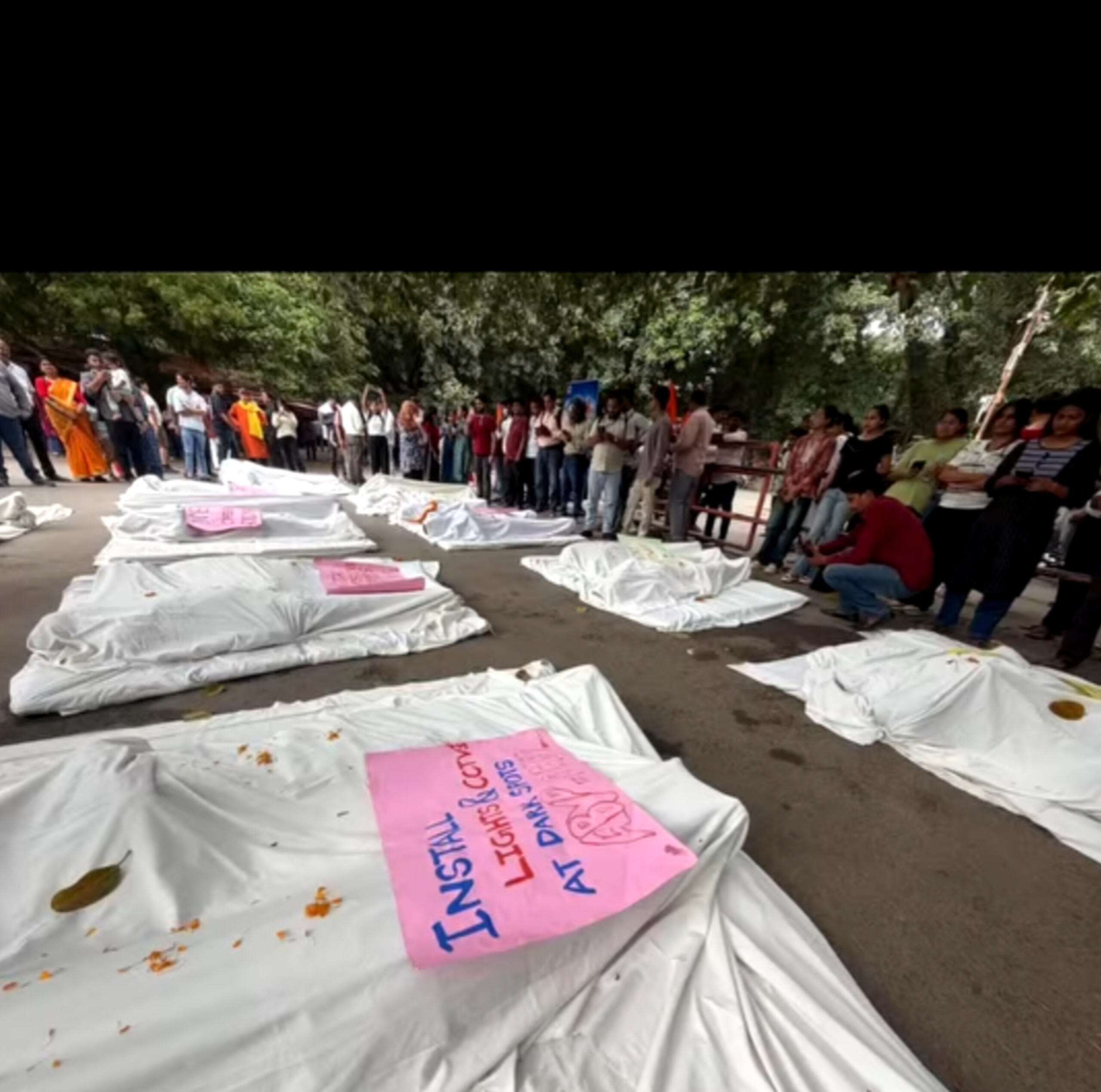 &lsquo;प्रशासन मुर्दा है&rsquo;&mdash;चीफ प्रॉक्टर को हटाने की मांग पर अड़े ABVP छात्र, BHU में शव बनकर सड़क पर लेटे