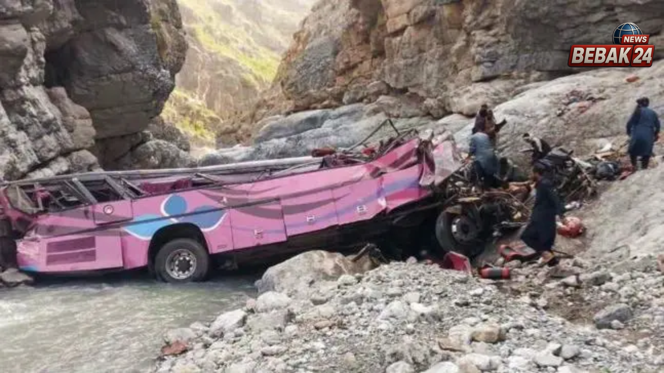 पाकिस्तान में महा-हादसा: बलूचिस्तान-KPK सीमा पर गहरी खाई में गिरी खचाखच भरी बस; 40 यात्रियों की दर्दनाक मौत