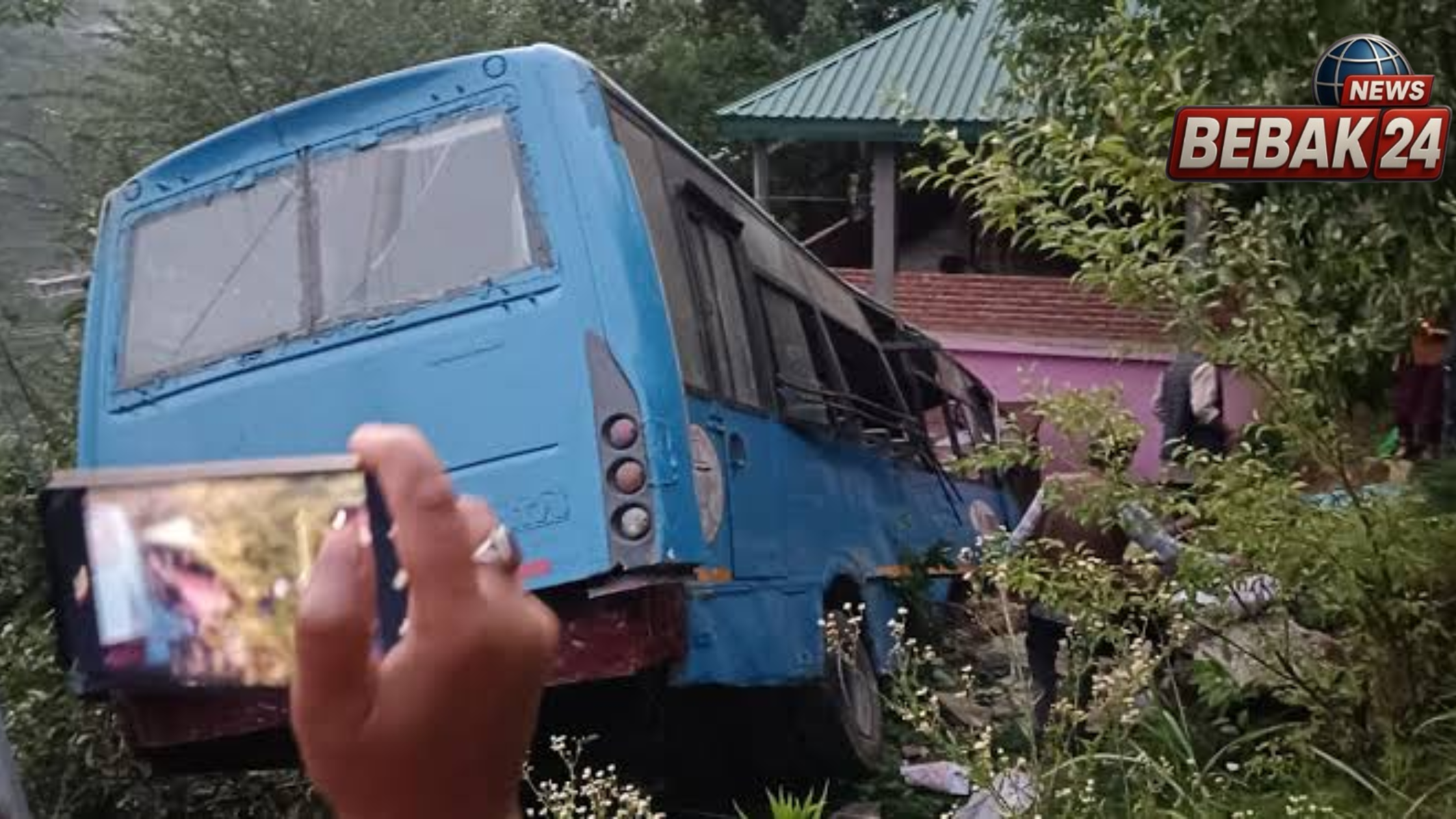 रामपुर में खाई में गिरी एचआरटीसी बस, 1 की मौत; 17 घायल